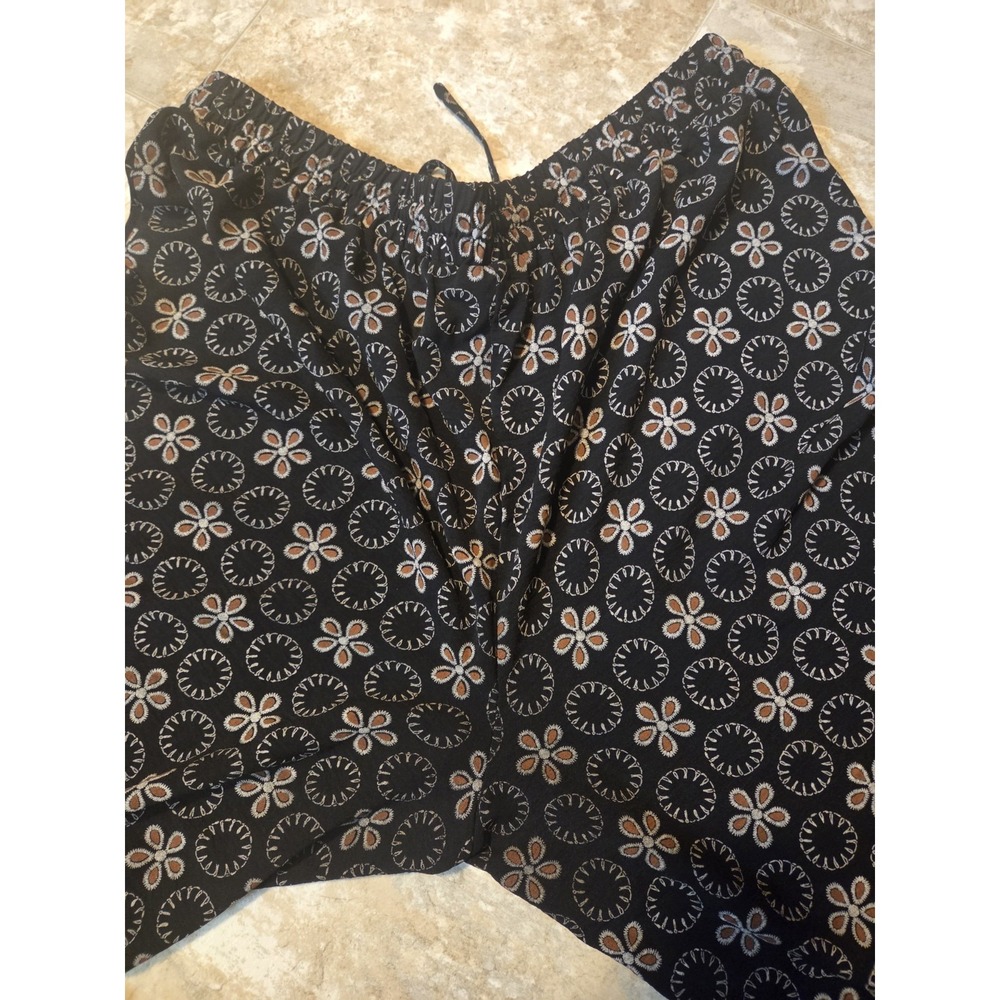 New York Clothing Co Black Floral Medallion Ceopped Pants Plus Size 3x - Picture 3 of 4